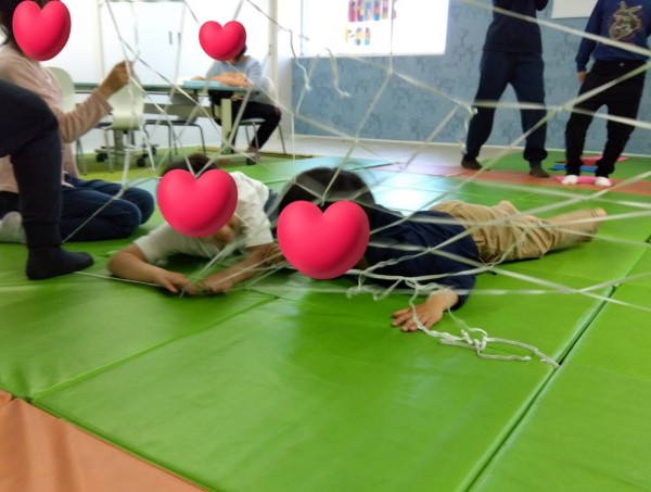 くもの巣くぐり